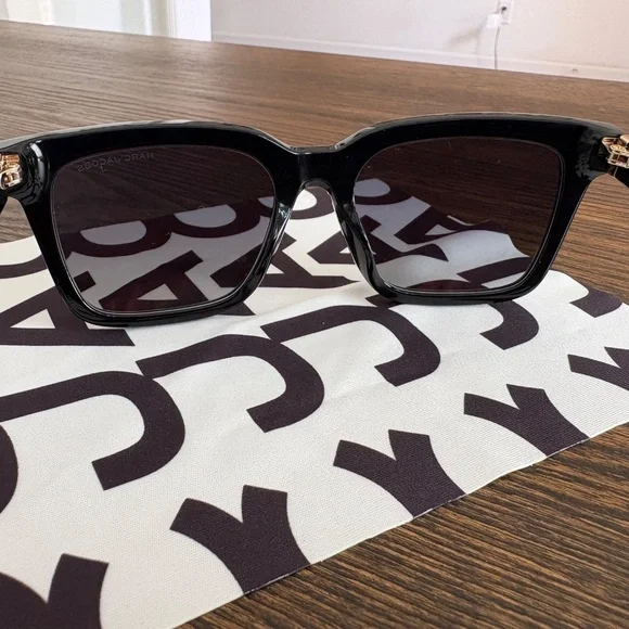 NWOT Marc Jacobs Black Sunglasses w/ Case and Glasses Cloth